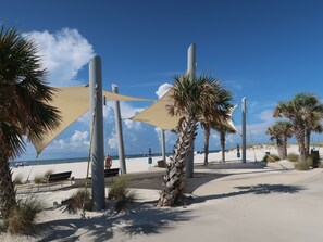 En la playa y camastros 