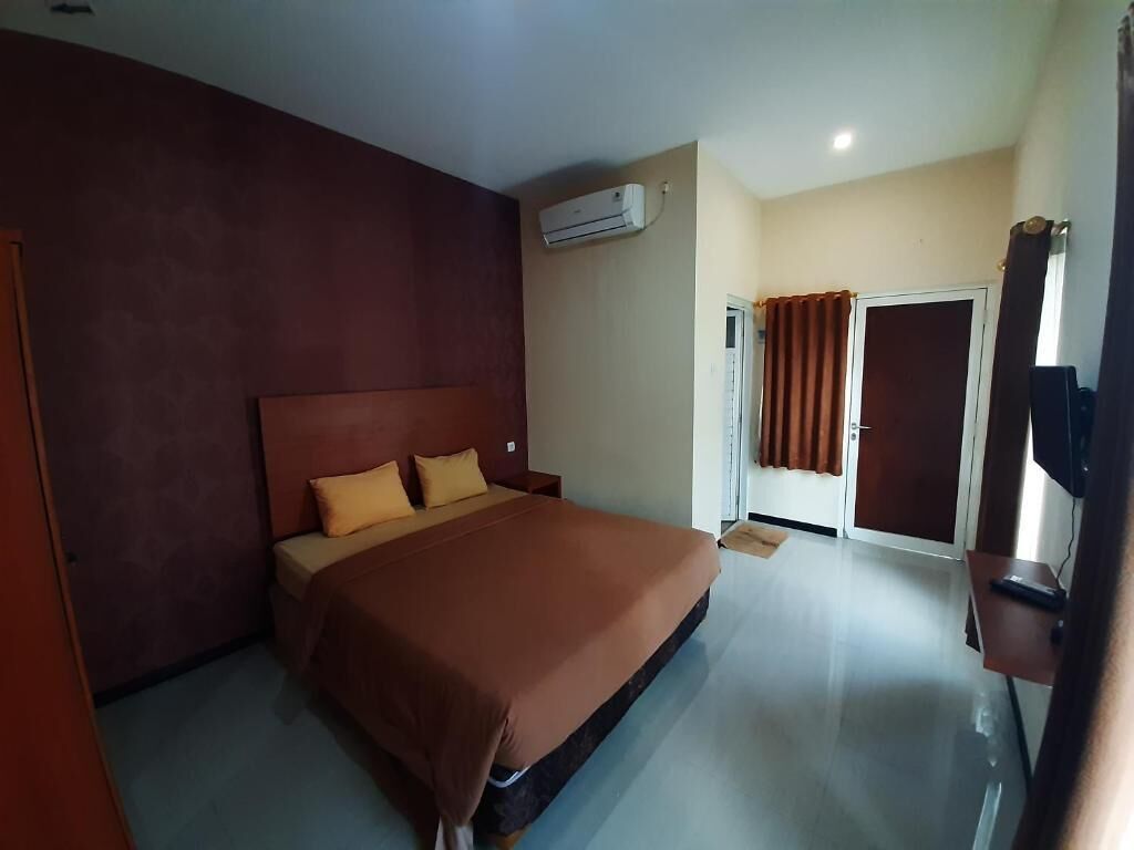 In-room safe, desk, soundproofing, rollaway beds