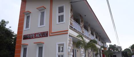 Un edificio de varios pisos con un letrero que dice "DENOFIE HOUSE".