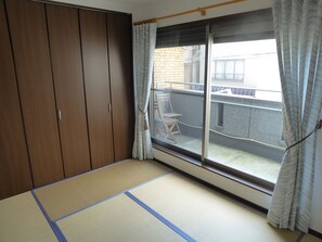 トラディショナル ルーム ベッド (複数台) 禁煙 | 高級寝具、客室ごとに異なる装飾、客室ごとに異なるインテリア、遮光カーテン