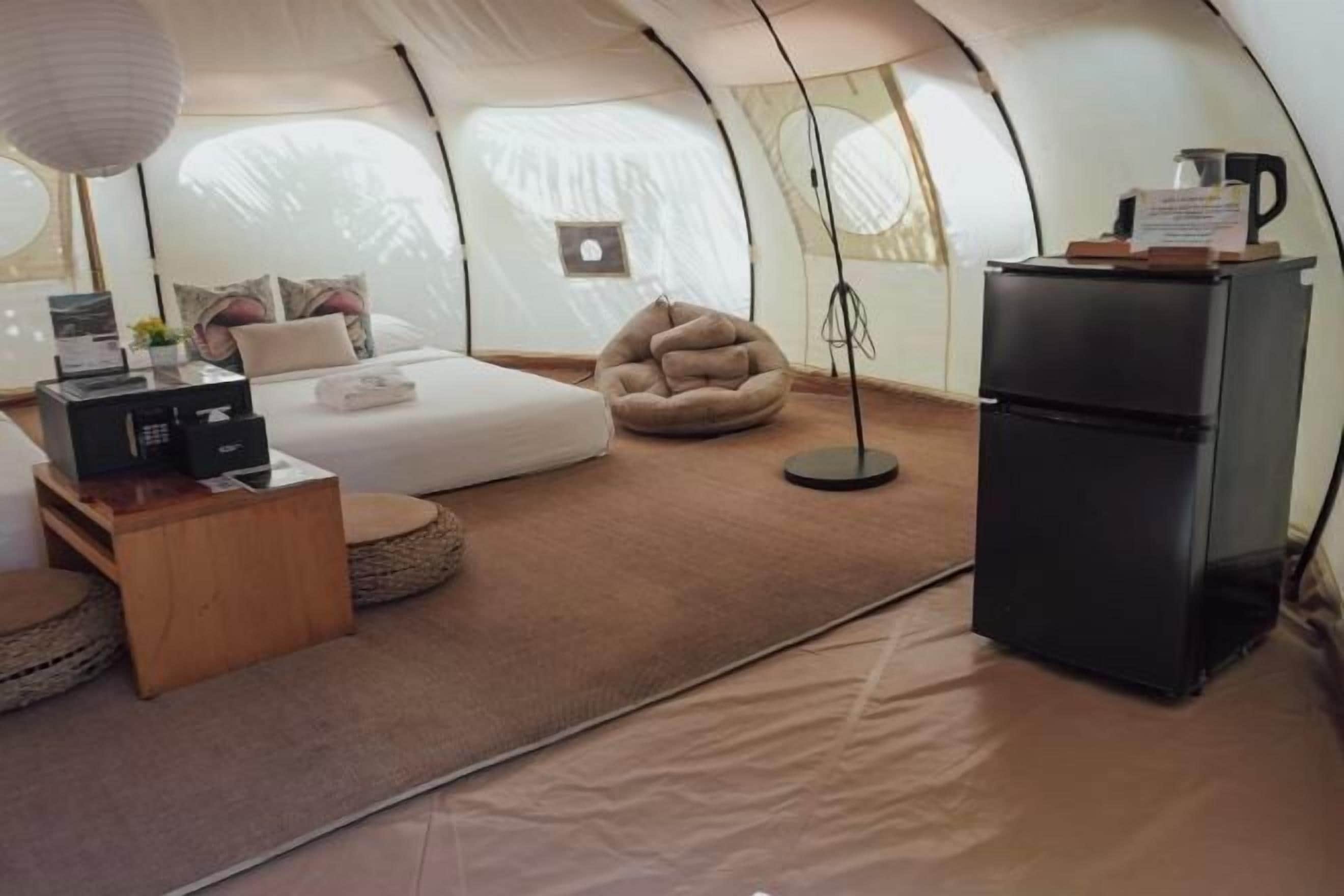 Literie de qualité, lit avec matelas Tempur-Pedic, minibar