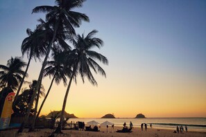 On the beach, beach massages - Nacpan Beach Glamping Managed by H Hospitality (El Nido)