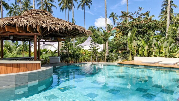 Bar en bord de piscine