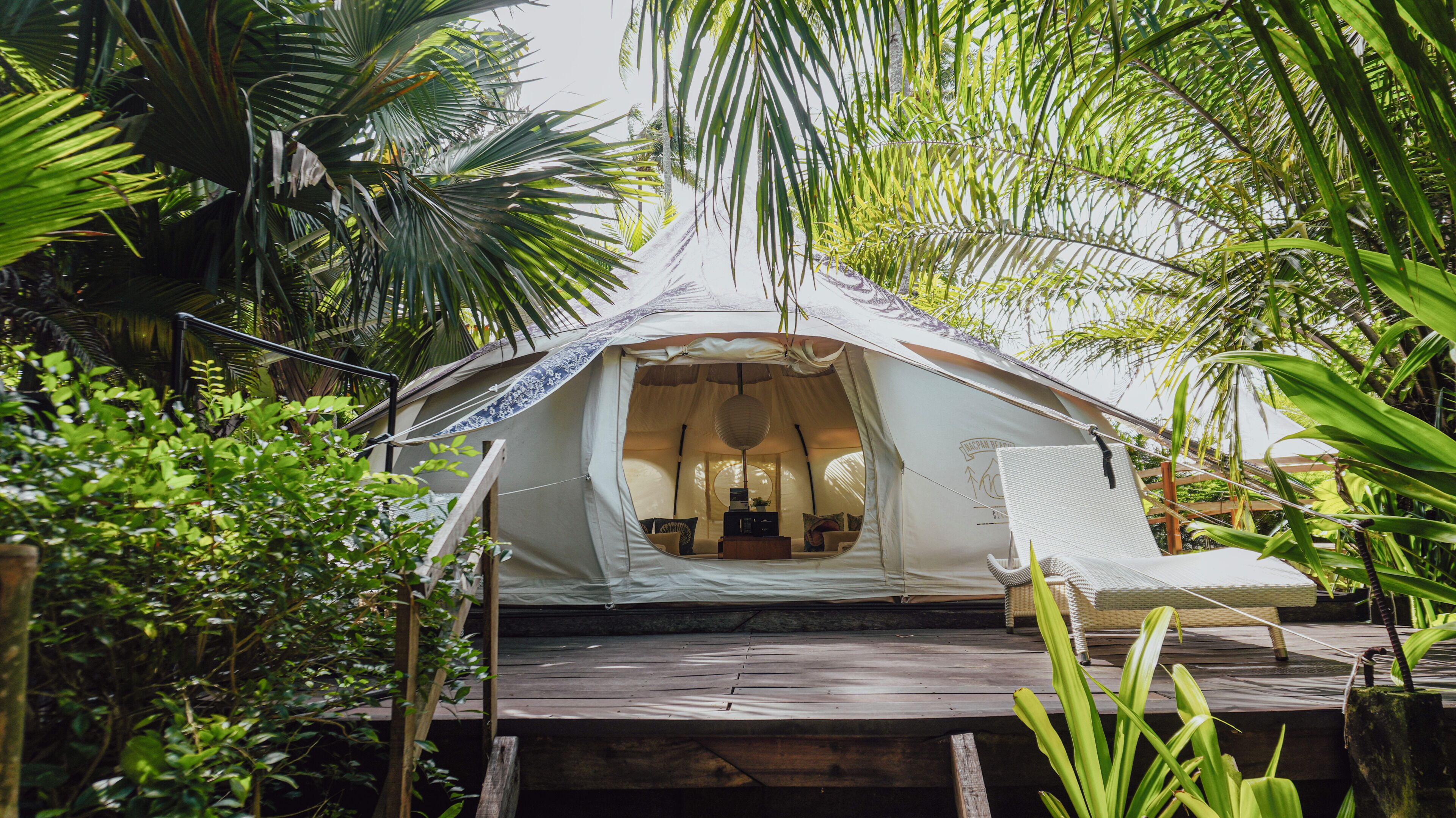 Telt – deluxe, hageutsikt | Sengetøy av topp kvalitet, Tempur-Pedic-senger og minibar