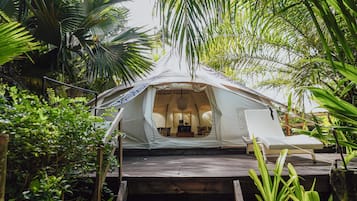 Telt – deluxe, hageutsikt | Sengetøy av topp kvalitet, Tempur-Pedic-senger og minibar