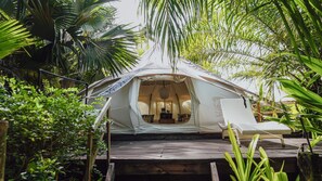 Deluxe-telttamajoitus, näköala puutarhaan | Ylelliset vuodevaatteet, Tempur Pedic -patjalliset sängyt, minibaari