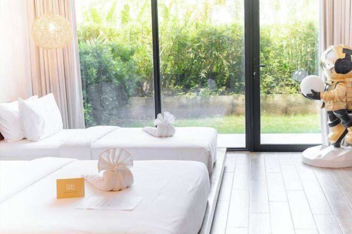 Premium bedding, Tempur-Pedic beds, minibar, free WiFi