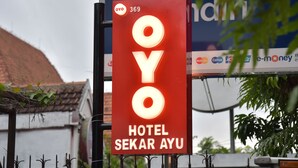 A red sign for OYO Hotel Sekar Ayu with a number 369. - Hotel Sekar Ayu (Yogyakarta)