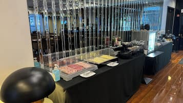 Tägliches Frühstücksbuffet (8 EUR pro Person)