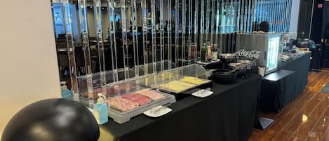 Frukostbuffé varje dag (EUR 8 per person)