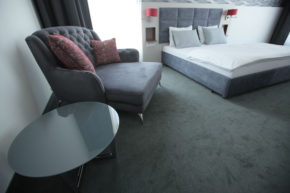 Junior Studio | Hypo-allergenic bedding, down duvets, desk, laptop workspace