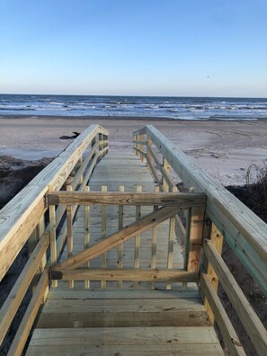 Plage, chaises longues, serviettes de plage