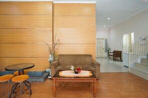 Lobby sitting area - OYO 450 Semampir Residence (Surabaya)