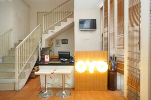 Reception - OYO 450 Semampir Residence (Surabaya)