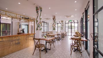 Breakfast, lunch, dinner served; al fresco dining