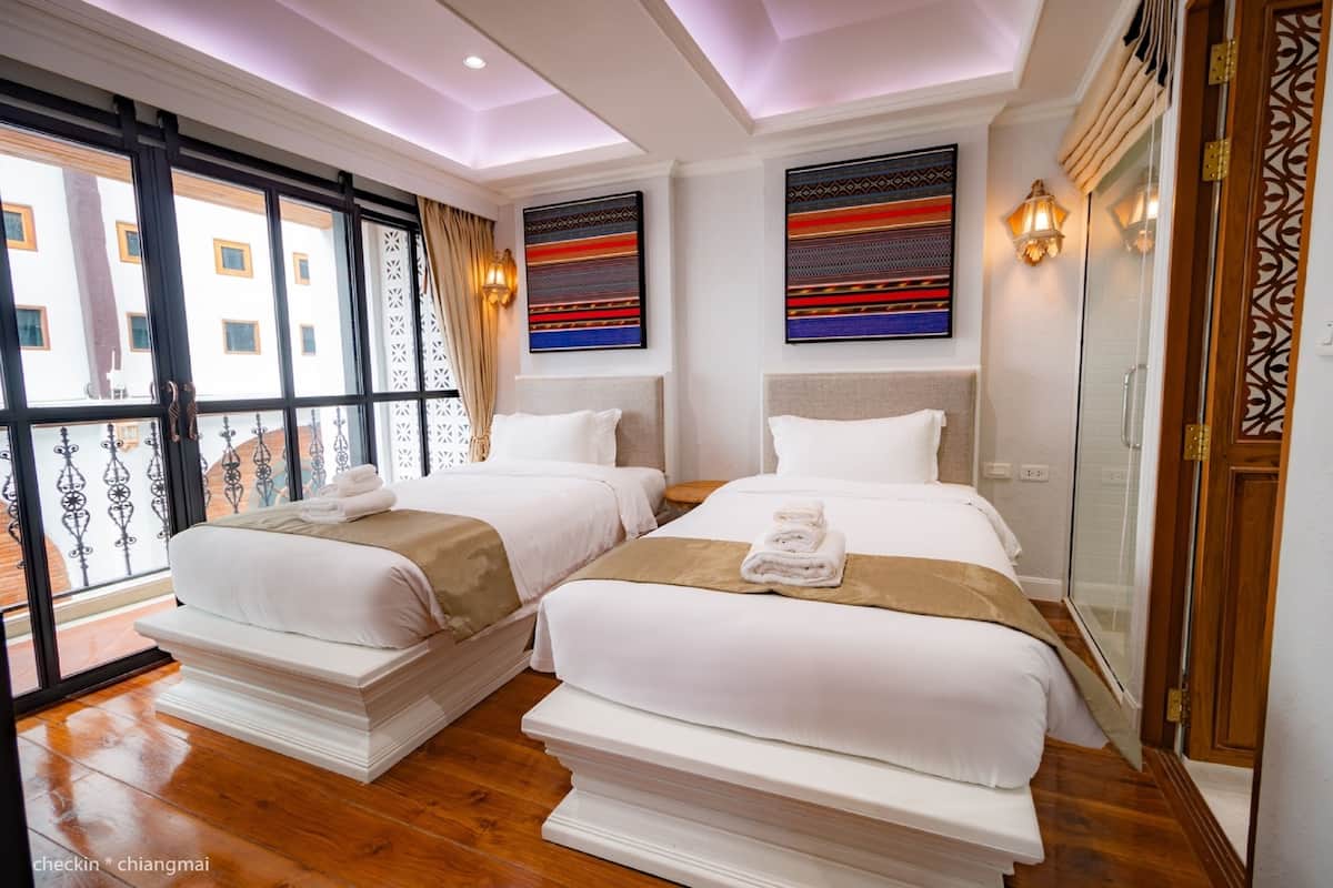 Premium bedding, down comforters, minibar, in-room safe
