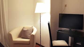 Tweepersoonskamer, uitzicht op tuin | Een bureau, gratis wifi, beddengoed