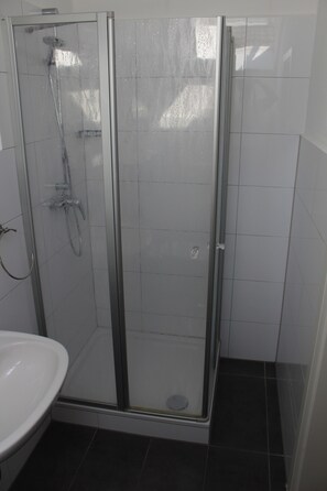 Double Room, Garden View | Bathroom | Shower, towels - Dötlinger Hof (Dötlingen)