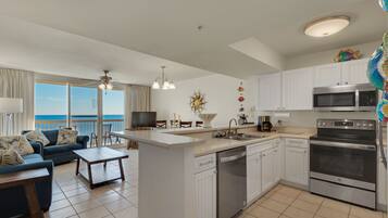 KĂŒhlschrank, Mikrowelle, Ofen, Herdplatte