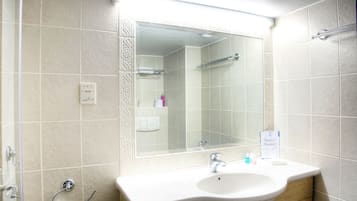 Basic Room, Non Smoking | Bathroom sink