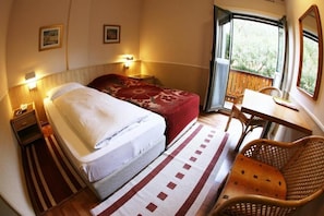 In-room safe, desk, iron/ironing board, free cots/infant beds - Beth-Shalom Hotel (Haifa)