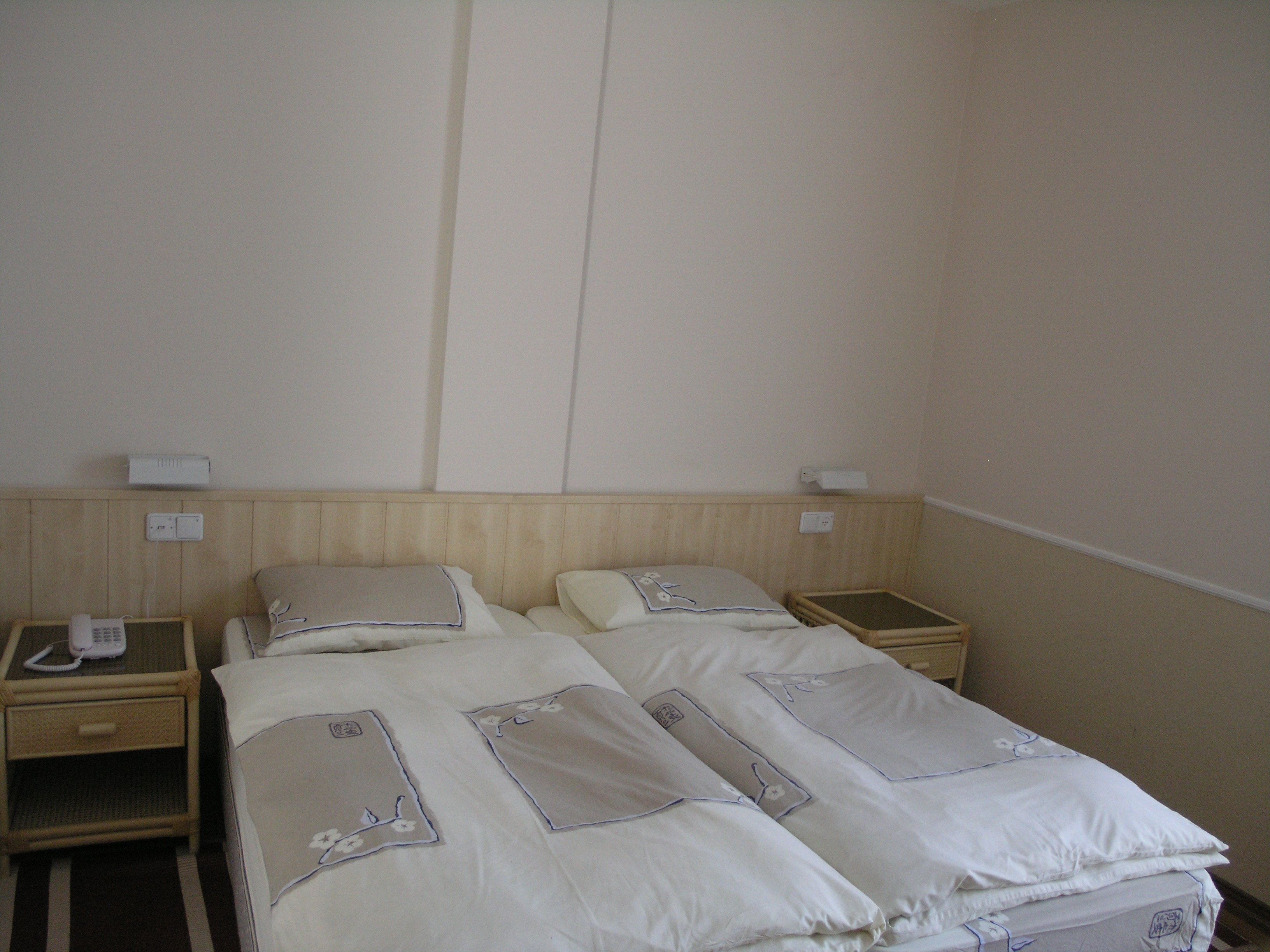 basic room, non smoking | in-room safe, desk, iron/ironing board, free cots/infant beds