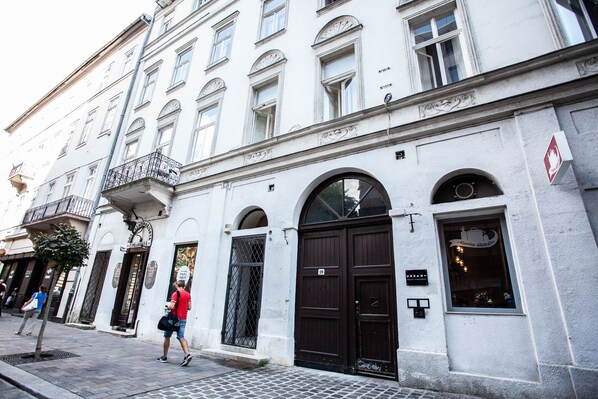Property entrance - Luxury Central Apartment (Budapest)