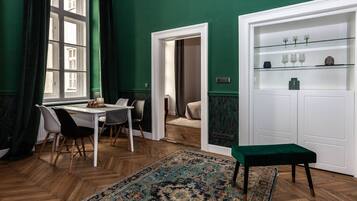 Apartamento, 2 quartos | Sala de estar | TV