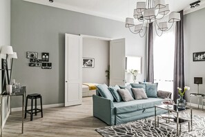 Apartamento, 2 quartos | Área de estar | TV de tela plana