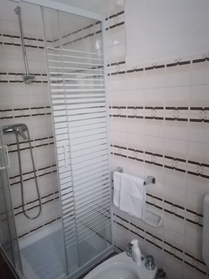 Shower, free toiletries, hair dryer, bidet - La Casa nel Verde (Calosso)