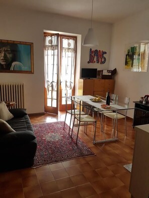 تلفزيون بشاشة مسطحة بحجم 23-بوصة يعرض قنوات تلفزيونية رقمية، تلفزيون