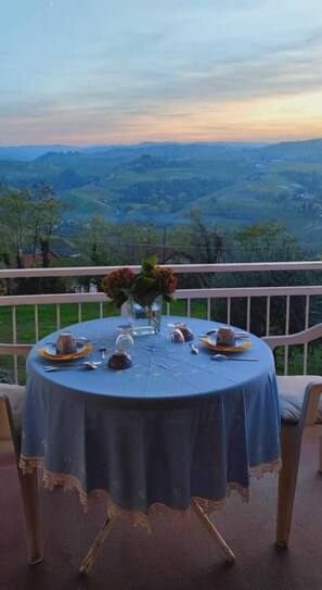 فطور من الأطباق المحلية مجانًا يوميًا