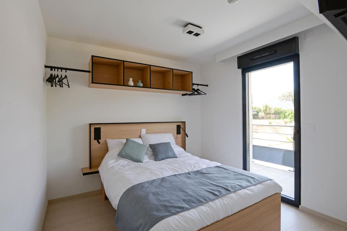 Economy Apartment, Berbilang Katil, Non Smoking | Dihias secara berasingan, dilengkapkan perabot secara berasingan, meja