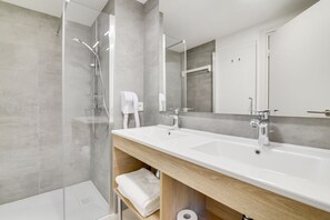 Apartamento familiar, varias camas, no fumadores | Baño | Secador de pelo