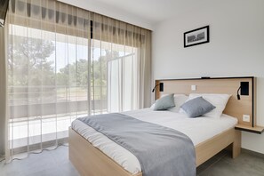 Appartement royal, Plusieurs lits, non-fumeur | DĂ©cor unique, ameublement unique, bureau, rideaux dâobscurcissement