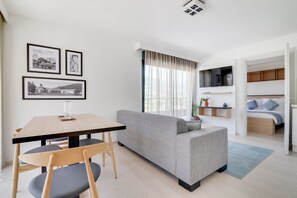 Appartement Confort, 2 lits doubles, non-fumeur | DĂ©cor unique, ameublement unique, bureau, rideaux dâobscurcissement