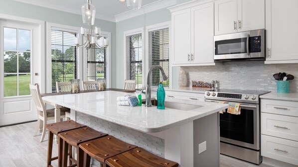 Microwave, stovetop, dishwasher, cookware/dishes/utensils - Villa Lago 1864 - 4BR 4BA - (Miramar Beach)