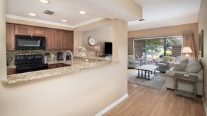 電子レンジ、コンロ、食器洗い機、調理器具と食器