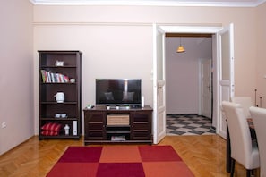 Apartamento, 2 habitaciones | Sala de estar | Smart TV de 108 pulgadas con canales por cable, una televisión