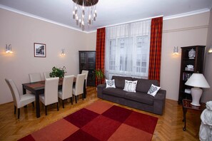 Departamento, 2 habitaciones | Sala de estar | Smart TV de 108 pulgadas con canales por cable y televisión 