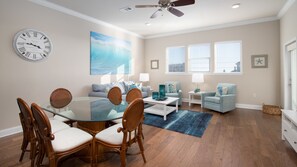 Micro-ondas, cooktop, lava-louças, talheres/pratos/utensílios de cozinha