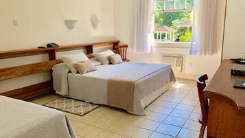 Quarto quadruplo standard, Acessível, Vista para o jardim | 5 kamar tidur, minibar, meja kerja, dan tirai kedap cahaya