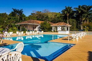 Innenpool, Außenpool, geöffnet von 08:30 Uhr bis 18:00 Uhr, Liegestühle