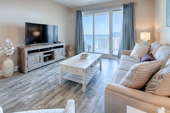 Una televisión de pantalla plana, juguetes