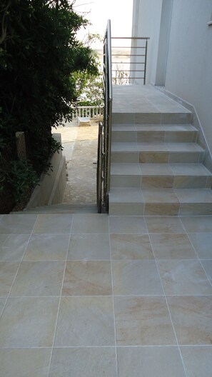 Property entrance - Apartments Tomi (Novalja)