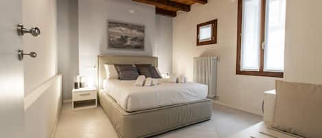 1 bedroom, Egyptian cotton sheets, premium bedding, down duvets