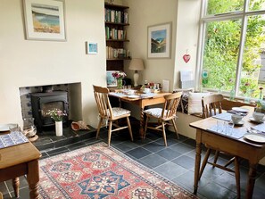 朝食 (フル ブレックファスト)、毎日提供 (無料)