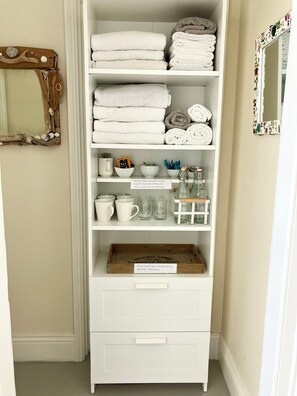Habitación, 1 cama matrimonial, para no fumadores | Baño | Regadera, secadora de cabello, toallas, jabón 
