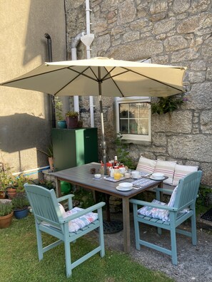 Free daily full breakfast 