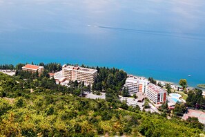 A coastal hotel with multiple buildings, a swimming pool, and a view of the sea. - Hotel Bellevue - Metropol Lake Resort (Ohrid)